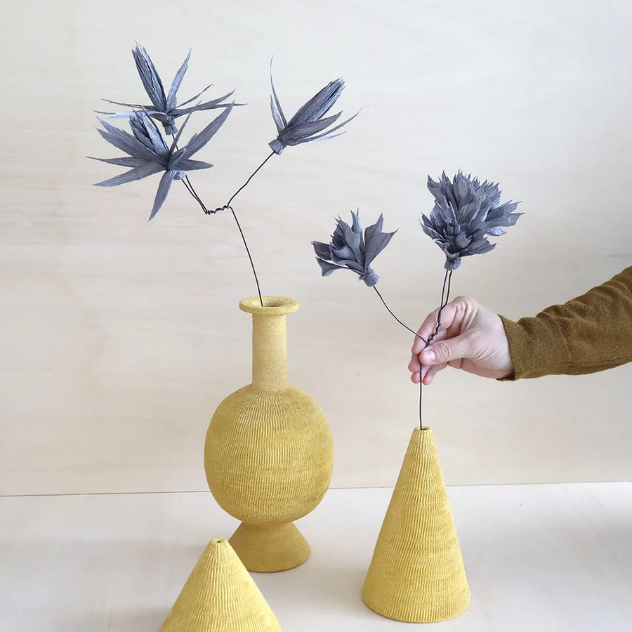 Terracotta vazen van een samenwerking tussen de ontwerpster Federica Bubani en de bloemenkunstenaar Andrea Merendi. De vazen zijn met de hand gemaakt in vuurvast terracotta. De bloem werd vervaardigd uit crêpepapier.