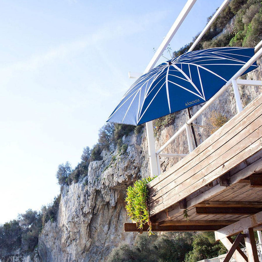 De Irrésistible parasol van het merk Klaoos is een echte blikvanger op jouw buitenterras!
