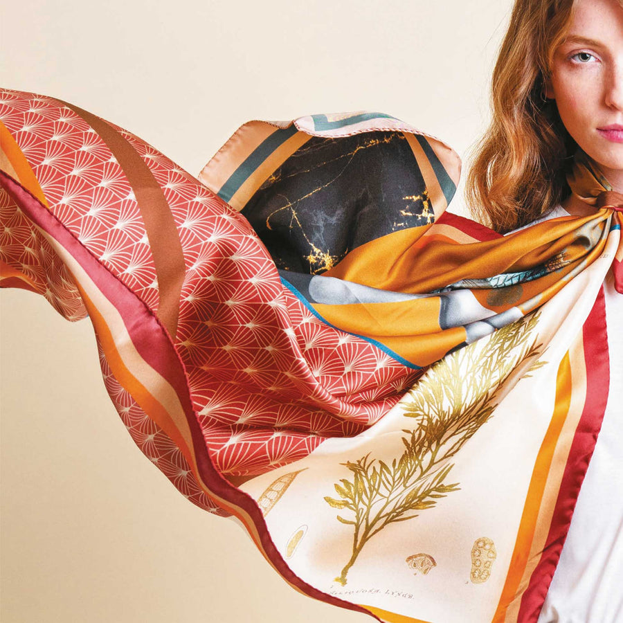 100% Zijden sjaal van Pochette Square, 100x100cm, met de hand genaaid in Italië en geleverd in een geschenkdoos.