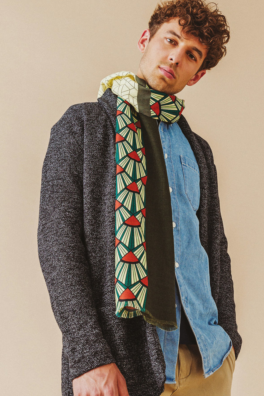 100% wollen sjaal, 42x180cm, handgemaakt in Italië en geleverd in een geschenkdoos.