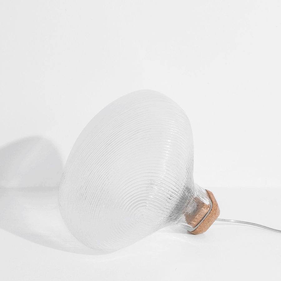 De Tidelight lamp van Petite Friture, geblazen in een mal, is een design tafellamp waarbij elke lamp zijn eigenheid behoudt.