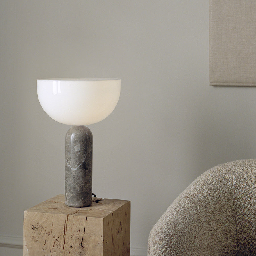 Kizu, een marmeren table lamp van New Works.
