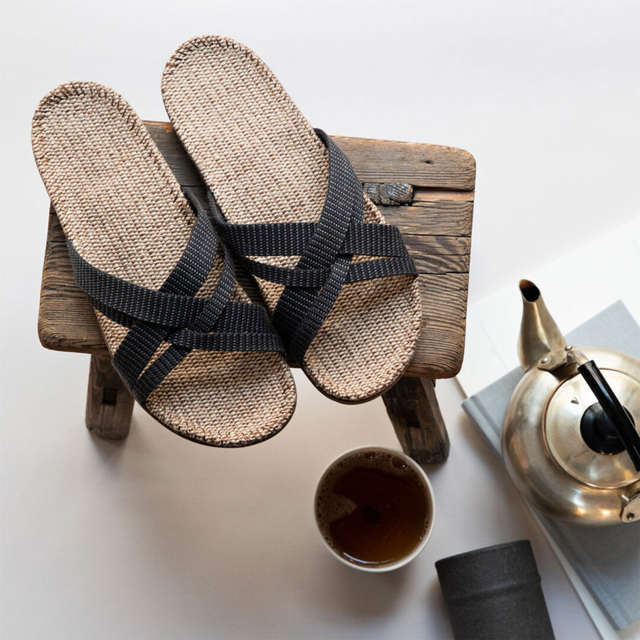 Shangies is een nieuw en stijlvol Deens merk. De sandalen zijn ontworpen voor dagelijks gebruik en voelen zeer comfortabel aan. Shangies zijn extreem licht en daarom makkelijk mee te nemen naar een festival, het strand, een picknick in het park,...