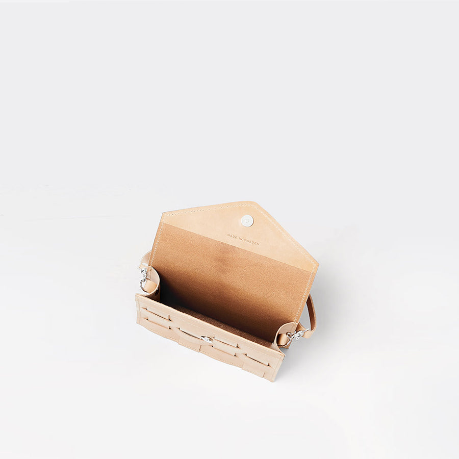 De Näver Mini Schoudertas van Eduards accessories heeft één binnenvak en sluit met een v-vormige klep met magneetsluiting. Alle voering is gemaakt van leer.