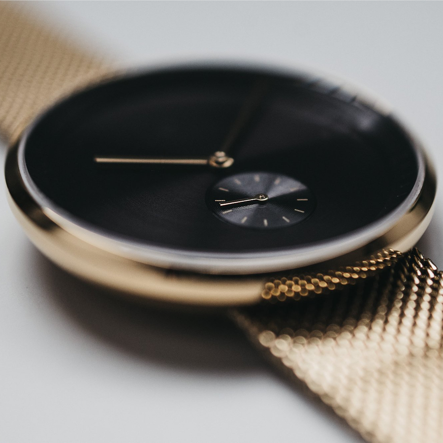 Een minimalistisch horloge van Hodina dat net zo uniek is als jij. Klasse, goed design en betaalbaarheid in één. Deze horloges zijn voorzien van een prachtig saffierglas en een Japans quartz mechanisme.
