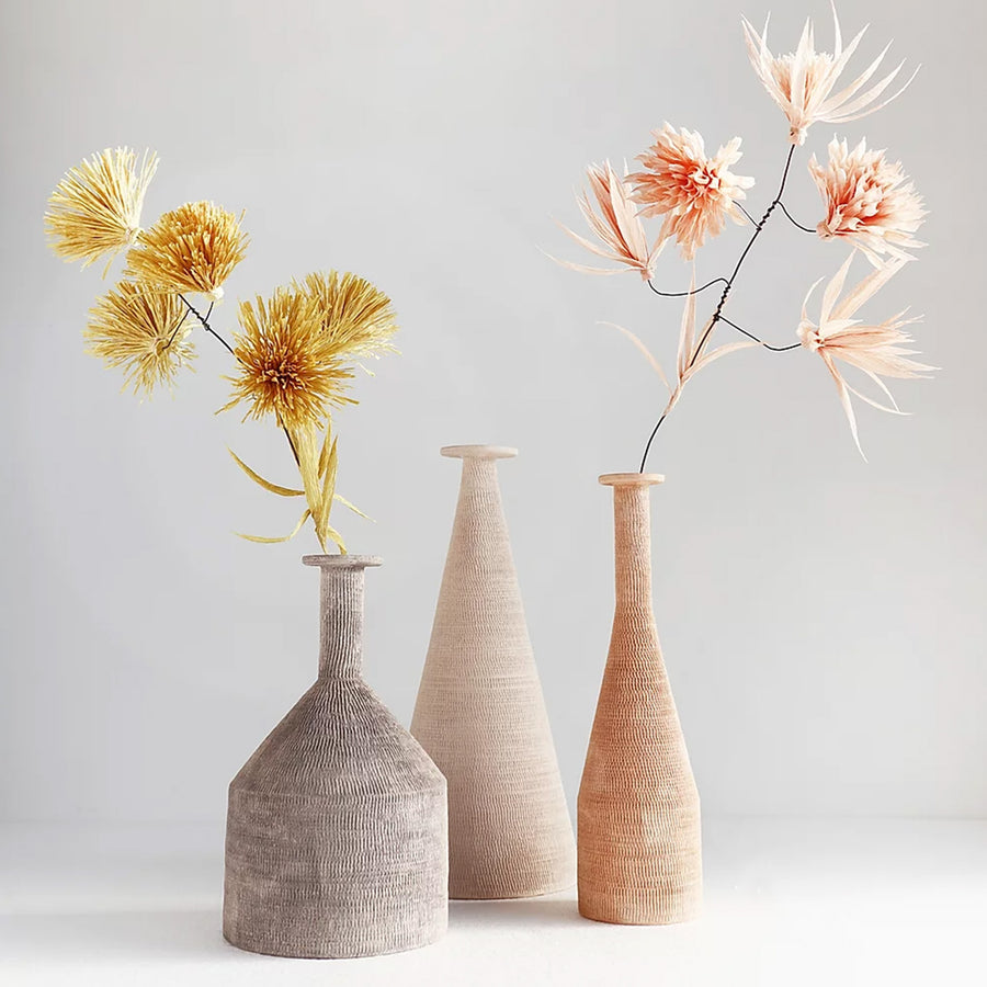 Een samenwerking tussen de ontwerpster Federica Bubani en de bloemenkunstenaar Andrea Merendi. De vazen zijn met de hand gemaakt in vuurvast terracotta, en gecarboneerd door materiele texturen. De bloem werd vervaardigd uit crêpepapier.