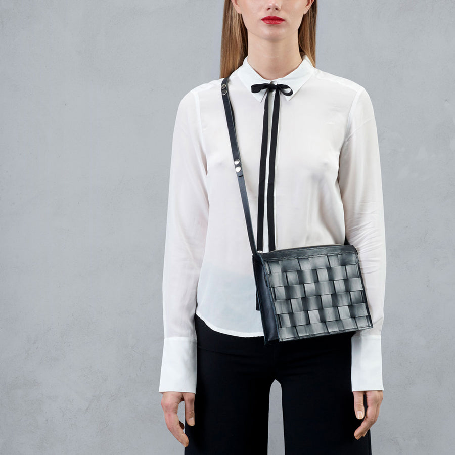De Näver Small Shoulder Bag van Eduards accessories is een gekruiste schoudertas met een binnenvak dat sluit met een bovenste rits en een kleine binnenzak met rits.
