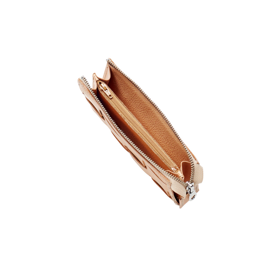 De Näver Wallet van Eduards heeft een prachtig gevlochten voor- en achterzijde. Sluitbaar met een top-rits, deze portemonnee heeft twee open compartimenten en een binnenzak die sluit met een rits. De voering en binnenzak zijn gemaakt van leer. De afmetingen zijn 16,5x11cm. Voeg de Keystrap toe als polsband en gebruik je portemonnee als kleine clutch.