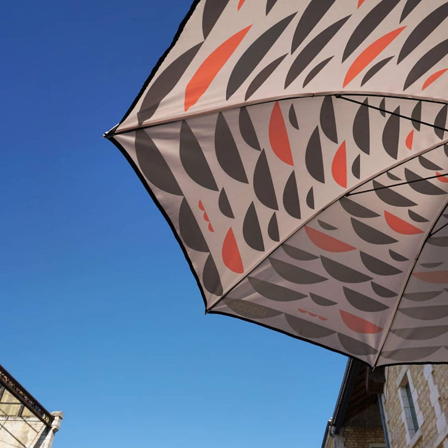De Distingué retro parasol van het merk Klaoos is een echte blikvanger op jouw buitenterras!