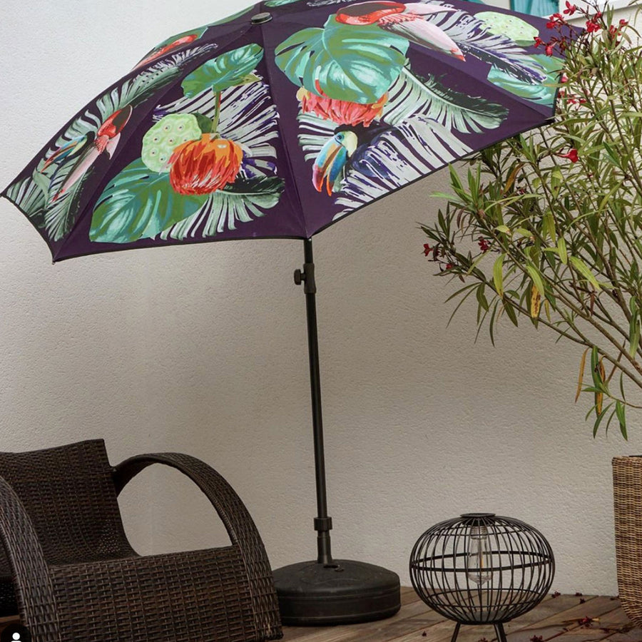 De Indépendant jungle parasol van het merk Klaoos is een echte blikvanger op jouw buitenterras!