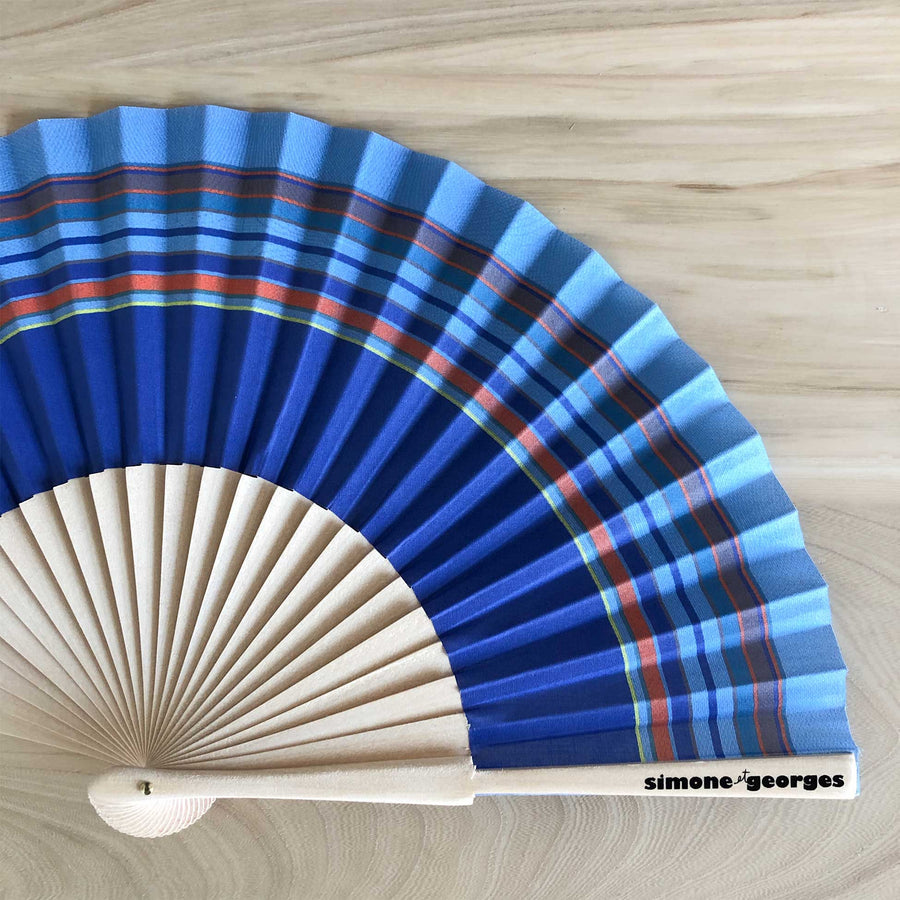 Deze kleurrijke waaier van Simone&Georges zorgt in een handomdraai voor een aangename koele lucht tijdens warme dagen. Het waaiertje is opvouwbaar en gemakkelijk mee te nemen.