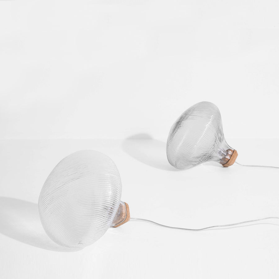 De Tidelight lamp van Petite Friture, geblazen in een mal, is een design tafellamp waarbij elke lamp zijn eigenheid behoudt.