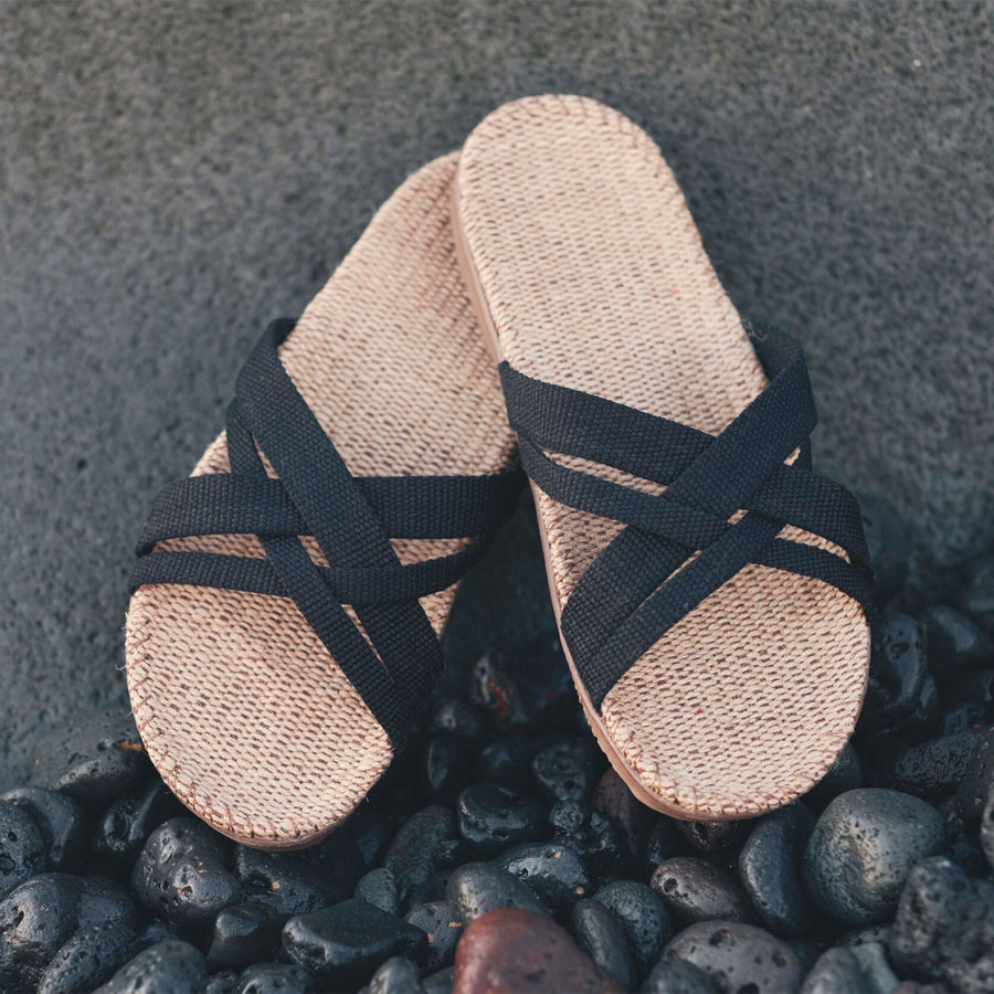 Shangies is een nieuw en stijlvol Deens merk. De sandalen zijn ontworpen voor dagelijks gebruik en voelen zeer comfortabel aan. Shangies zijn extreem licht en daarom makkelijk mee te nemen naar een festival, het strand, een picknick in het park,...