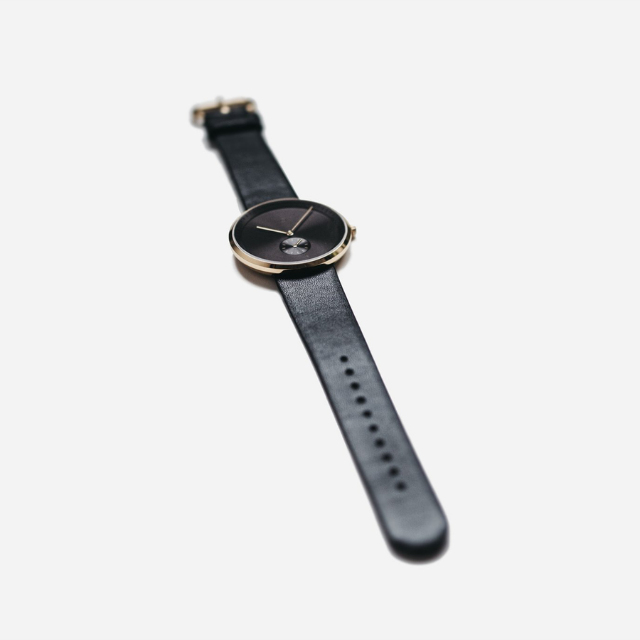 Een minimalistisch horloge van Hodina dat net zo uniek is als jij. Klasse, goed design en betaalbaarheid in één. Deze horloges zijn voorzien van een prachtig saffierglas en een Japans quartz mechanisme.